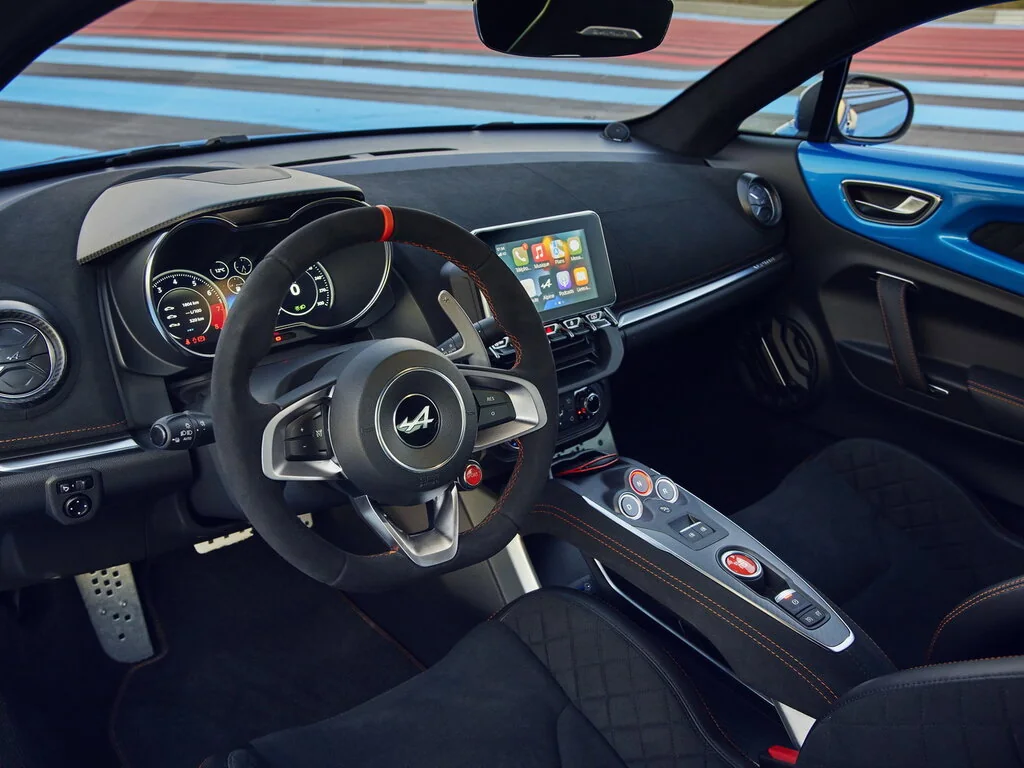 Фото Alpine A110 (2024) — интерьер, фото 6. Обзор салона: отделка, стыки панелей и рабочее место водителя Alpine A110 (2024) — интерьер, фото 6