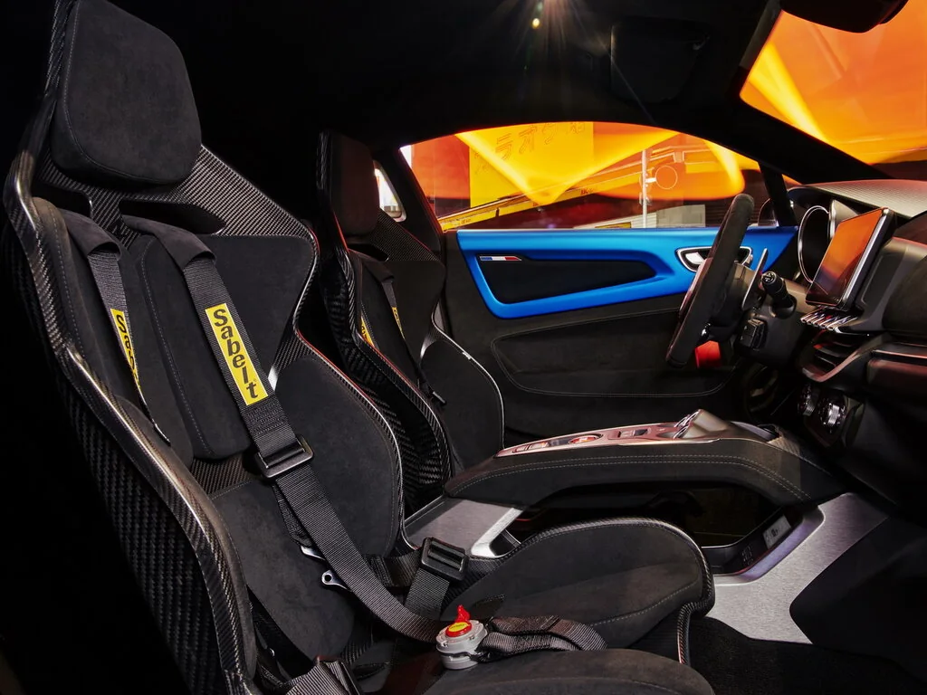 Фото Alpine A110 (2024) — интерьер, фото 8. Салон целиком: как расставлены кресла и что под рукой у водителя Alpine A110 (2024) — интерьер, фото 8
