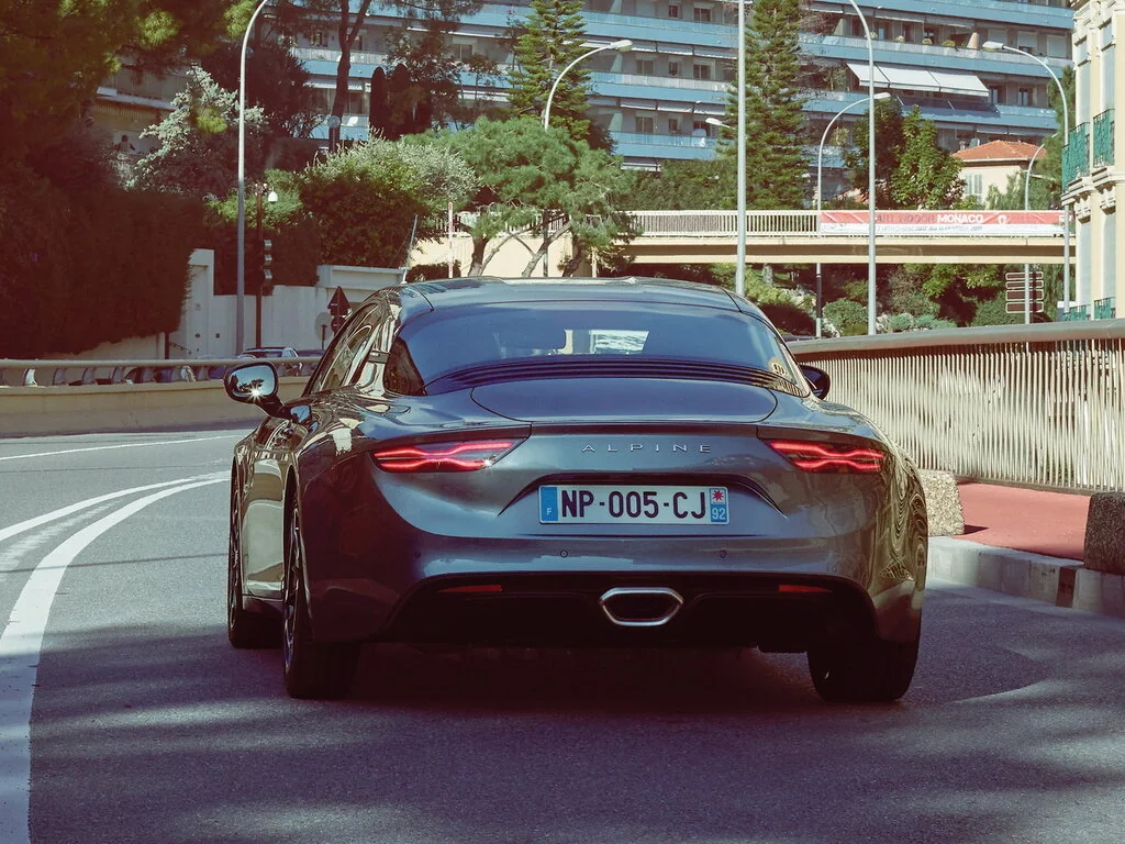 Фото Alpine A110 (2024) — вид сзади, фото 3. Сзади-сбоку: свес кормы и стойка пятой двери Alpine A110 (2024) — вид сзади, фото 3