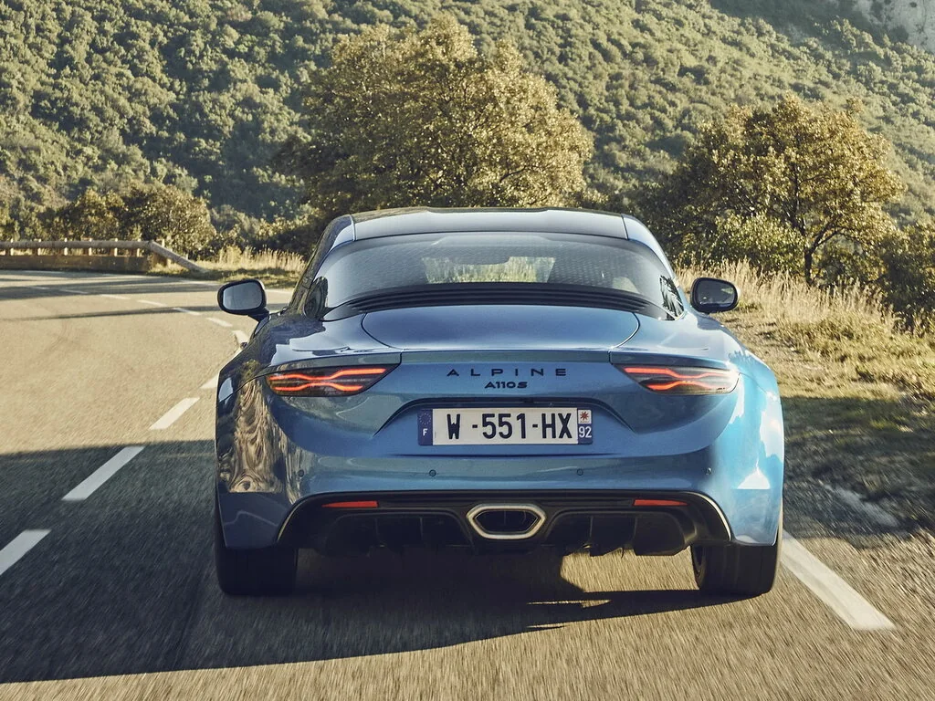 Фото Alpine A110 (2024) — вид сзади, фото 5. Задняя часть крупно: ширина кормы и выпускная система Alpine A110 (2024) — вид сзади, фото 5