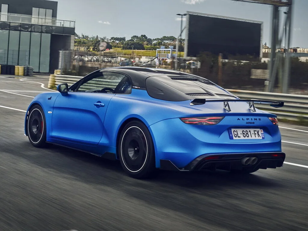 Фото Alpine A110 (2024) — вид сзади, фото 6. Сзади-сбоку: свес кормы и стойка пятой двери Alpine A110 (2024) — вид сзади, фото 6