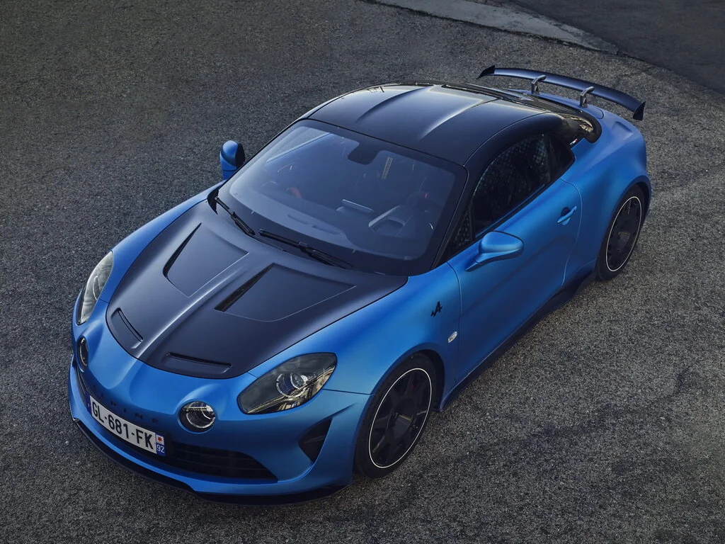 Фото Alpine A110 (2024) — вид сверху. Сверху видно остекление крыши и рейлинги Alpine A110 (2024) — вид сверху