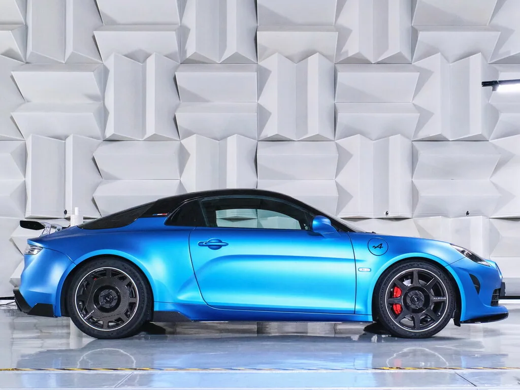 Фото Alpine A110 (2024) — вид сбоку, фото 3. Профиль в движении: пропорции кузова на ходу Alpine A110 (2024) — вид сбоку, фото 3