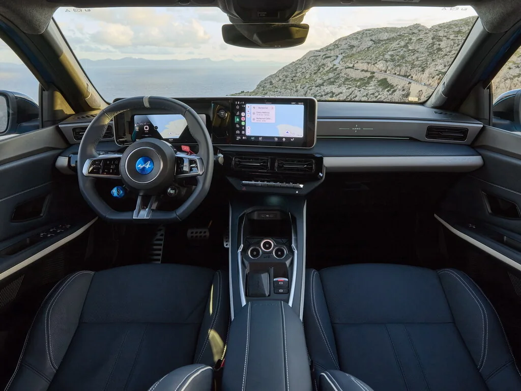 Фото Alpine A290 (2024) — интерьер, фото 2. Салон целиком: как расставлены кресла и что под рукой у водителя Alpine A290 (2024) — интерьер, фото 2