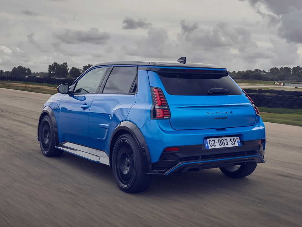 Фото Alpine A290 (2024) — вид сзади, фото 2. Задняя часть крупно: ширина кормы и выпускная система Alpine A290 (2024) — вид сзади, фото 2