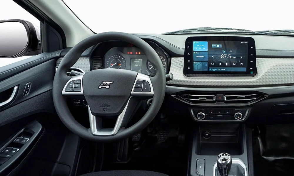 Фото Ambertruck Work (2025) — передняя панель. Компоновка экранов, дефлекторов и консоли Ambertruck Work (2025) — передняя панель