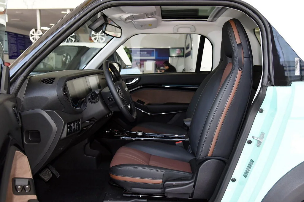Фото Arcfox Lite (2020) — интерьер. Общий план салона: панель, консоль и передние кресла Arcfox Lite (2020) — интерьер