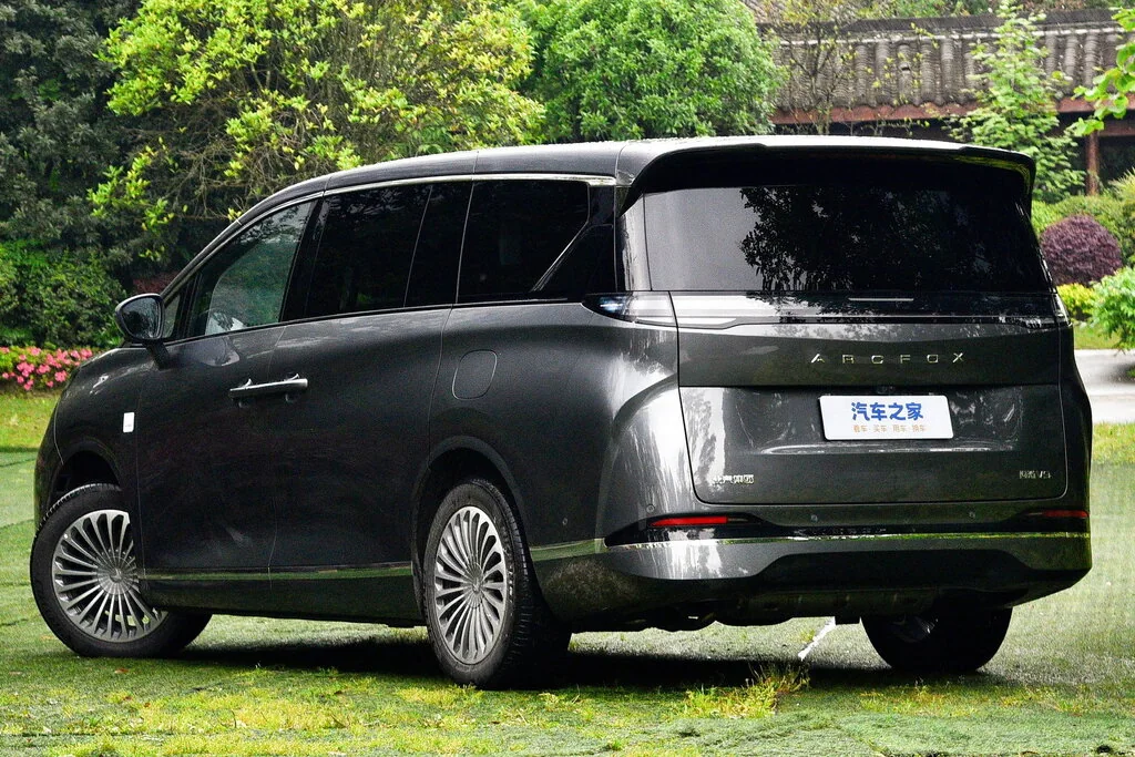 Фото Arcfox Wendao V9 (2026) — вид сбоку, фото 2. Вид сбоку целиком: колёсная база и размер арок Arcfox Wendao V9 (2026) — вид сбоку, фото 2
