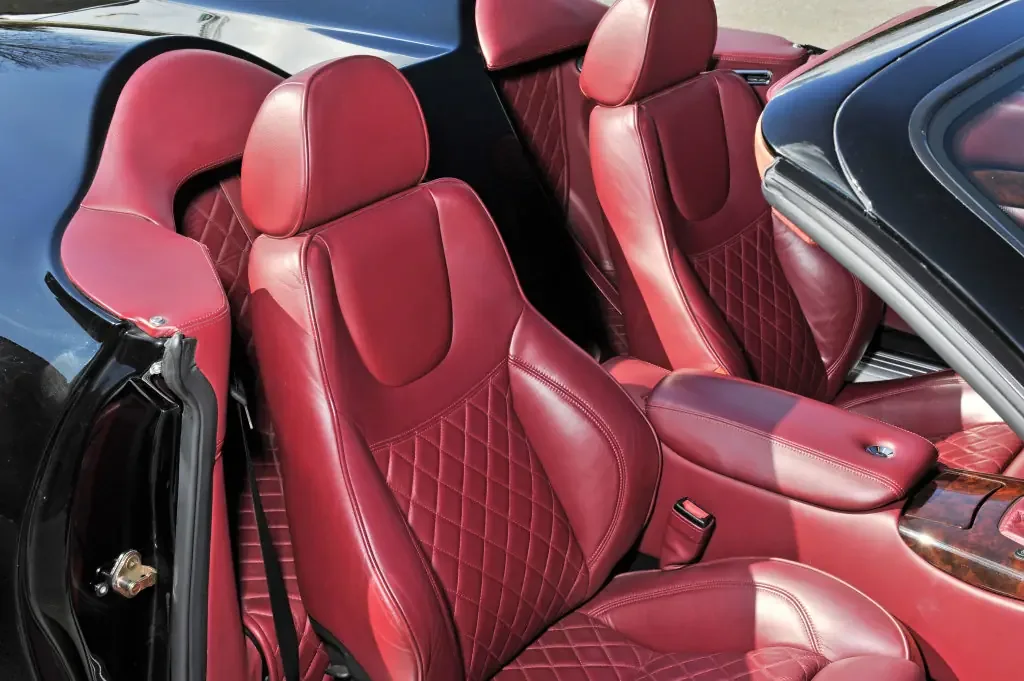 Фото Aston Martin AR1 (2003) — передние сиденья. Передние кресла: профиль спинки, подушка и отделка Aston Martin AR1 (2003) — передние сиденья