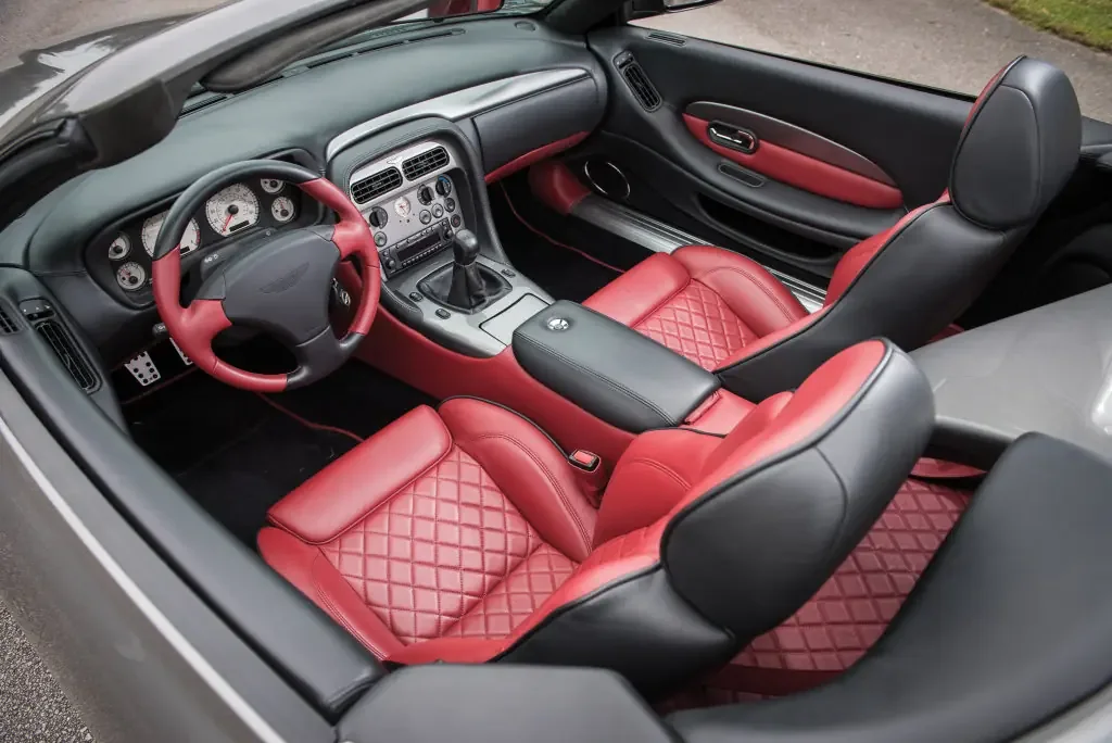 Фото Aston Martin AR1 (2003) — интерьер. Общий план салона: панель, консоль и передние кресла Aston Martin AR1 (2003) — интерьер
