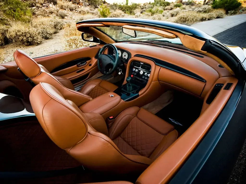 Фото Aston Martin AR1 (2003) — интерьер, фото 2. Салон целиком: как расставлены кресла и что под рукой у водителя Aston Martin AR1 (2003) — интерьер, фото 2