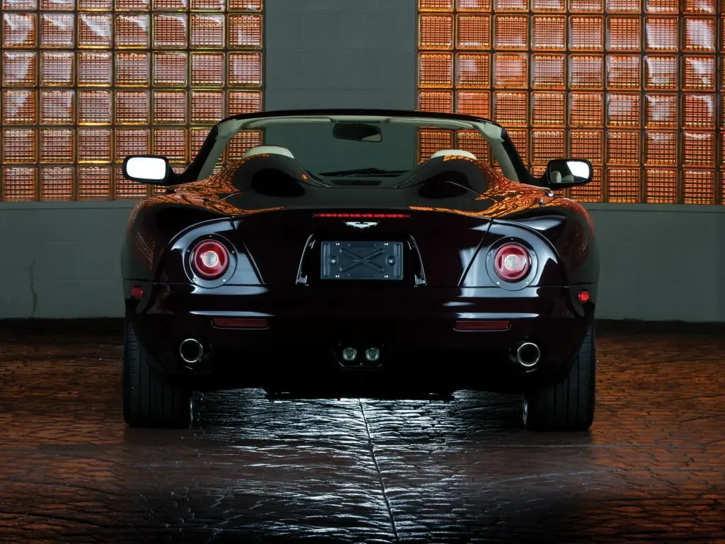 Фото Aston Martin AR1 (2003) — вид сзади, фото 2. Задняя часть крупно: ширина кормы и выпускная система Aston Martin AR1 (2003) — вид сзади, фото 2