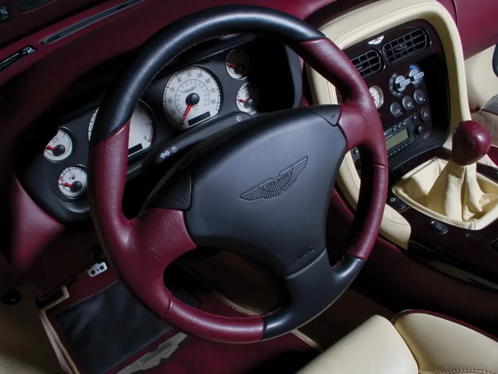 Фото Aston Martin AR1 (2003) — руль. Обод, спицы и кнопки на руле крупным планом Aston Martin AR1 (2003) — руль