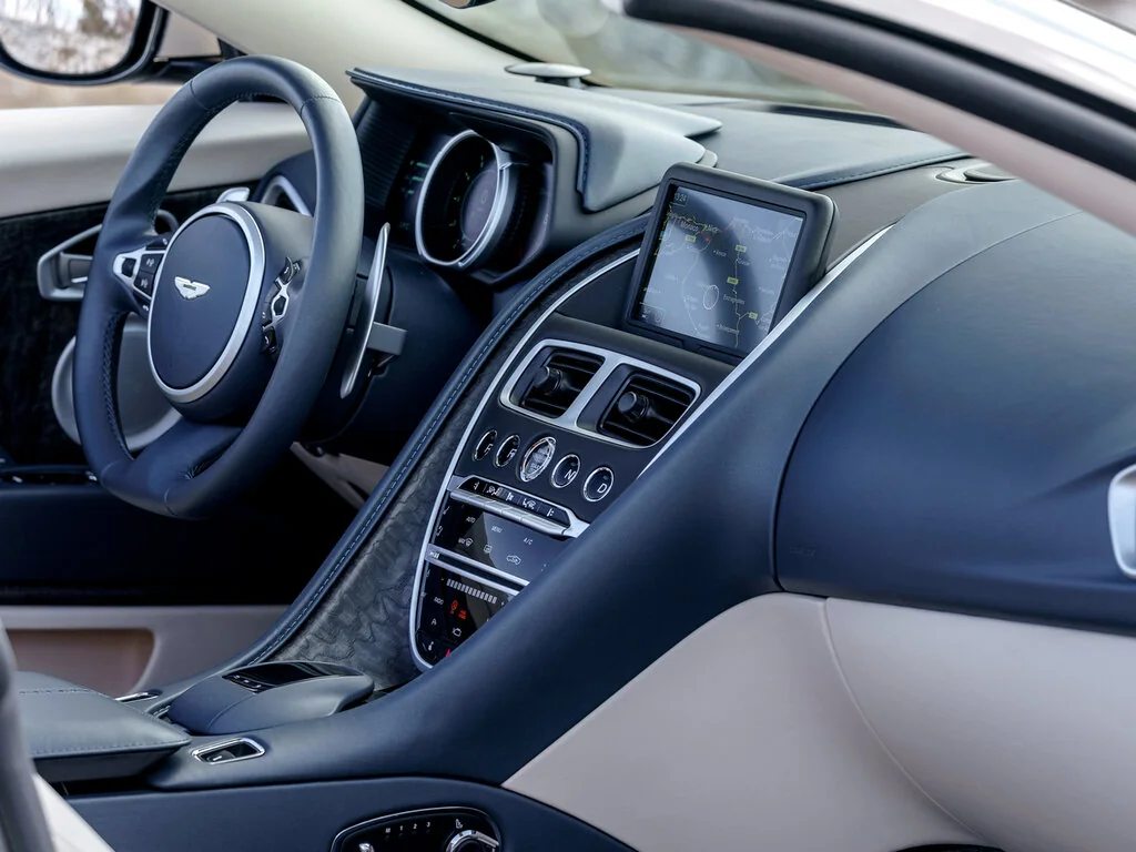 Фото Aston Martin DB11 (2023) — передняя панель. Архитектура передней панели: экраны, дефлекторы и отделка Aston Martin DB11 (2023) — передняя панель