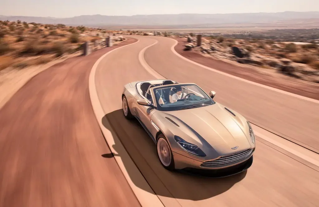 Фото Aston Martin DB11 (2023) — внешний вид, фото 3. Кузов снаружи: пропорции и линии Aston Martin DB11 (2023) — внешний вид, фото 3