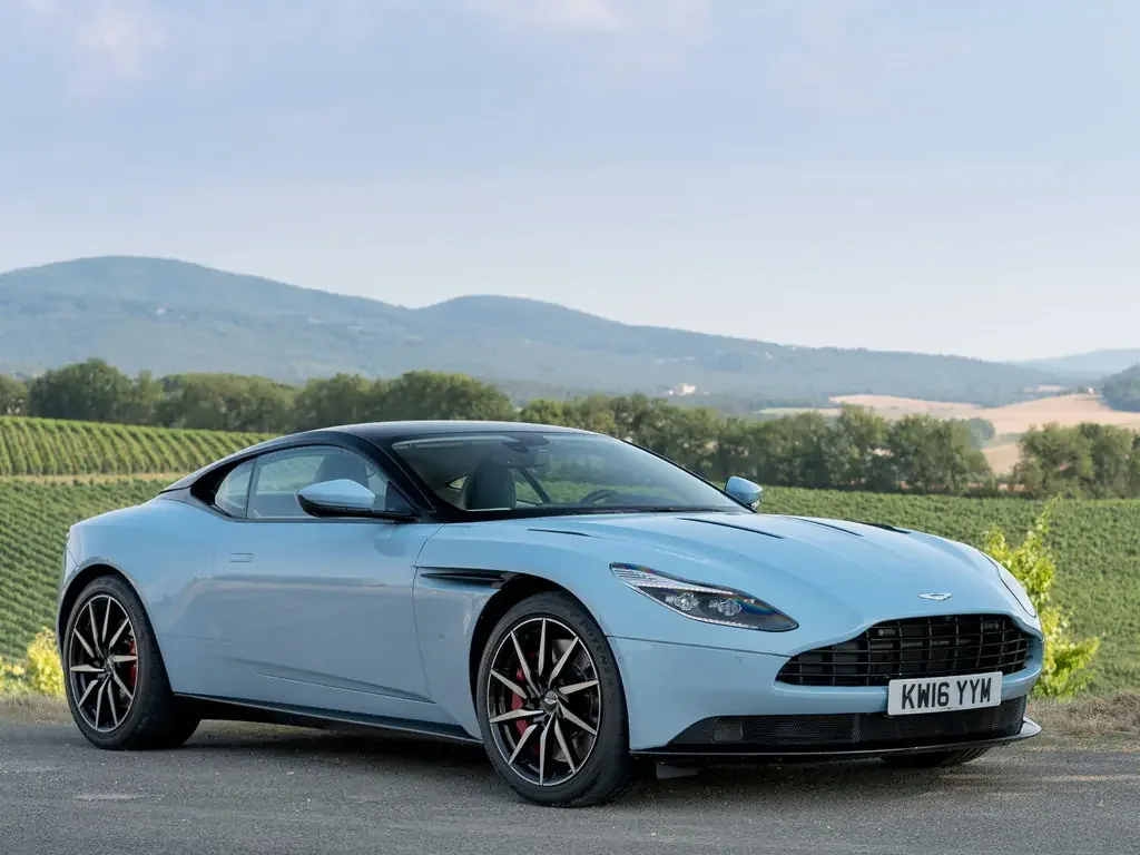 Фото Aston Martin DB11 (2023) — внешний вид, фото 5. Кузов снаружи: пропорции и линии Aston Martin DB11 (2023) — внешний вид, фото 5
