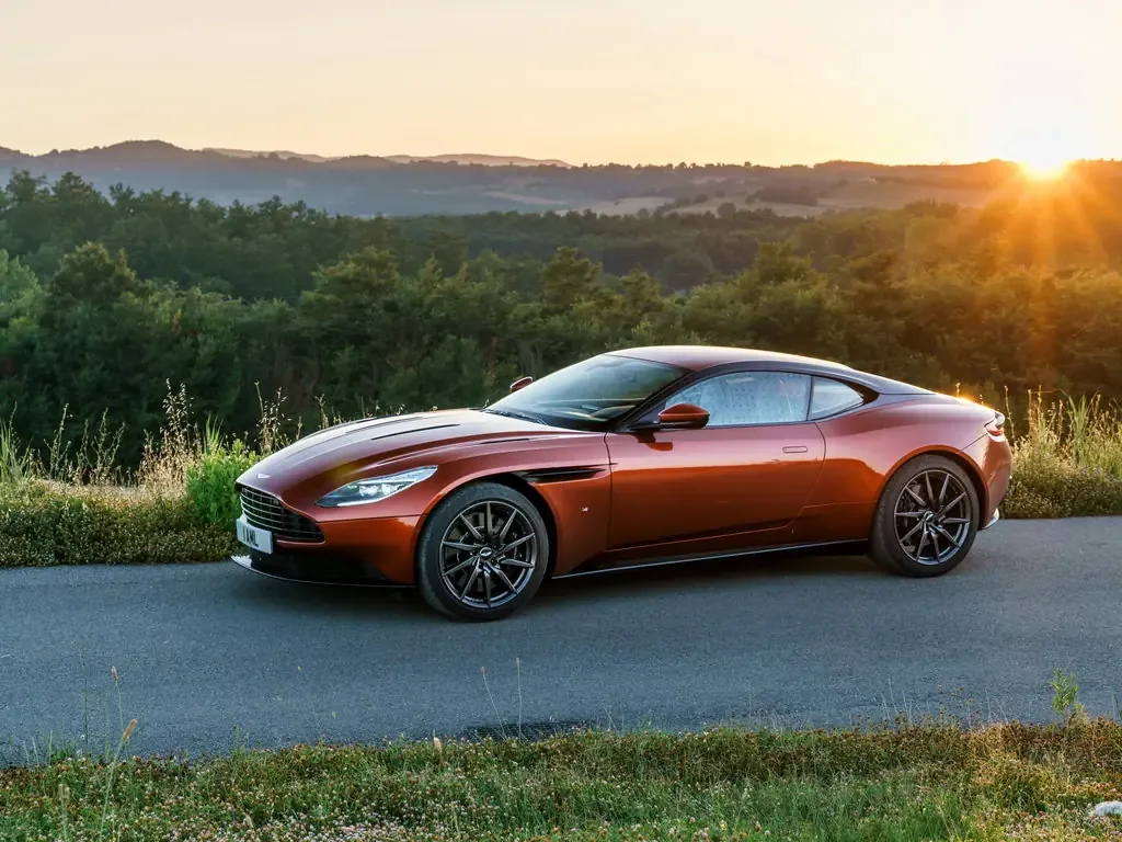 Фото Aston Martin DB11 (2023) — внешний вид, фото 6. Общий вид машины снаружи Aston Martin DB11 (2023) — внешний вид, фото 6