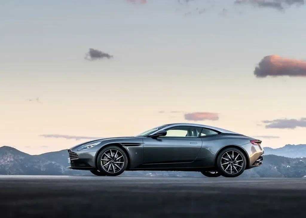Фото Aston Martin DB11 (2023) — внешний вид, фото 7. Кузов снаружи: пропорции и линии Aston Martin DB11 (2023) — внешний вид, фото 7