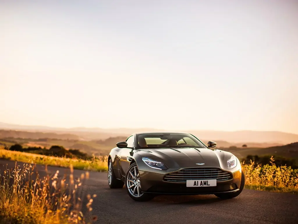 Фото Aston Martin DB11 (2023) — вид спереди, фото 2. Передняя часть крупно: рисунок ходовых огней и воздухозаборники Aston Martin DB11 (2023) — вид спереди, фото 2