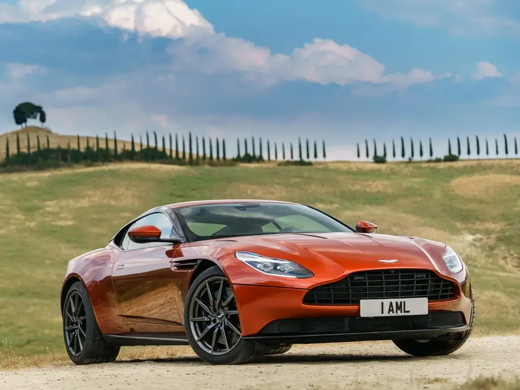 Фото Aston Martin DB11 (2023) — вид спереди, фото 4. Анфас: решётка, форма фар и бампер — по ним модель и узнают на дороге Aston Martin DB11 (2023) — вид спереди, фото 4