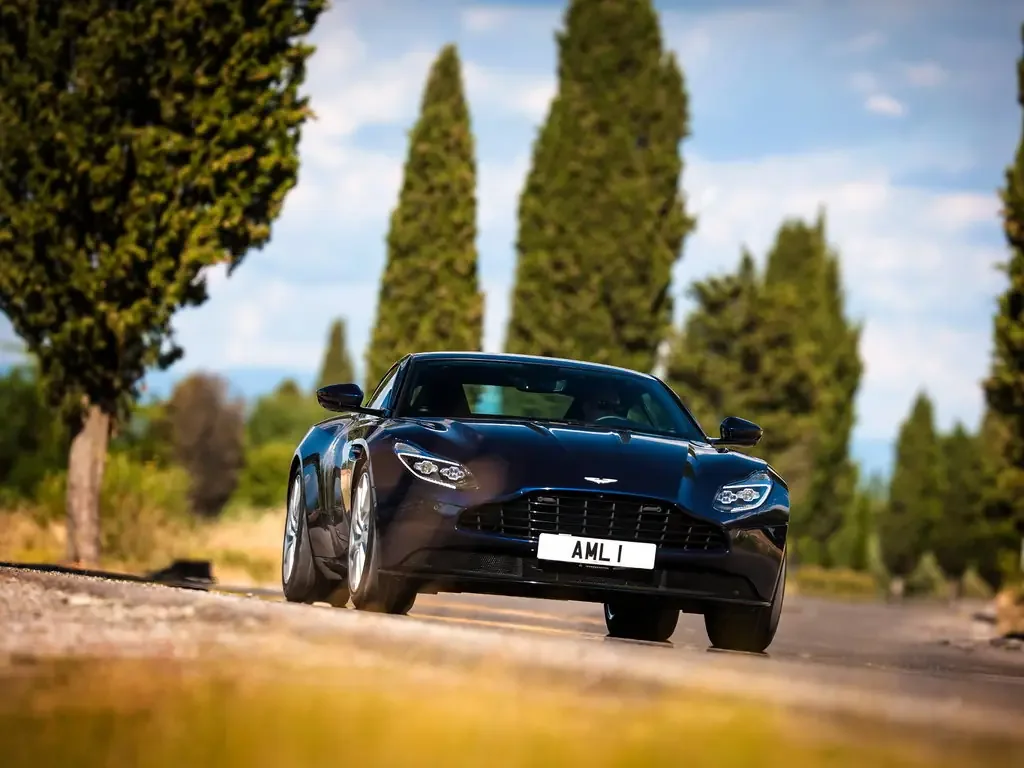 Фото Aston Martin DB11 (2023) — вид спереди, фото 5. Передняя часть крупно: рисунок ходовых огней и воздухозаборники Aston Martin DB11 (2023) — вид спереди, фото 5