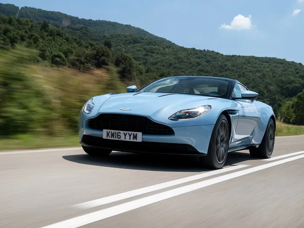 Фото Aston Martin DB11 (2023) — вид спереди, фото 6. Три четверти спереди: видно и «лицо», и профиль разом Aston Martin DB11 (2023) — вид спереди, фото 6