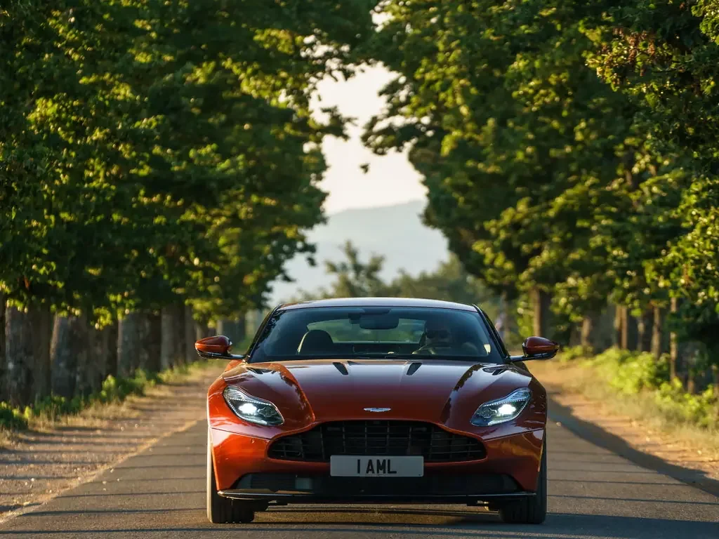 Фото Aston Martin DB11 (2023) — вид спереди, фото 7. Анфас: решётка, форма фар и бампер — по ним модель и узнают на дороге Aston Martin DB11 (2023) — вид спереди, фото 7