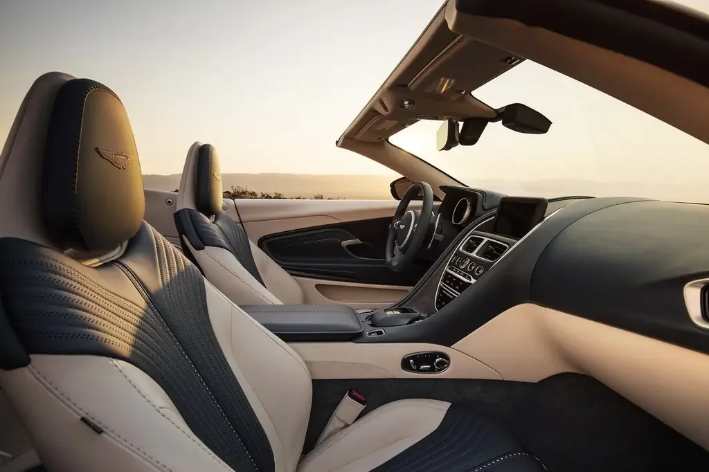 Фото Aston Martin DB11 (2023) — интерьер, фото 2. Салон целиком: как расставлены кресла и что под рукой у водителя Aston Martin DB11 (2023) — интерьер, фото 2