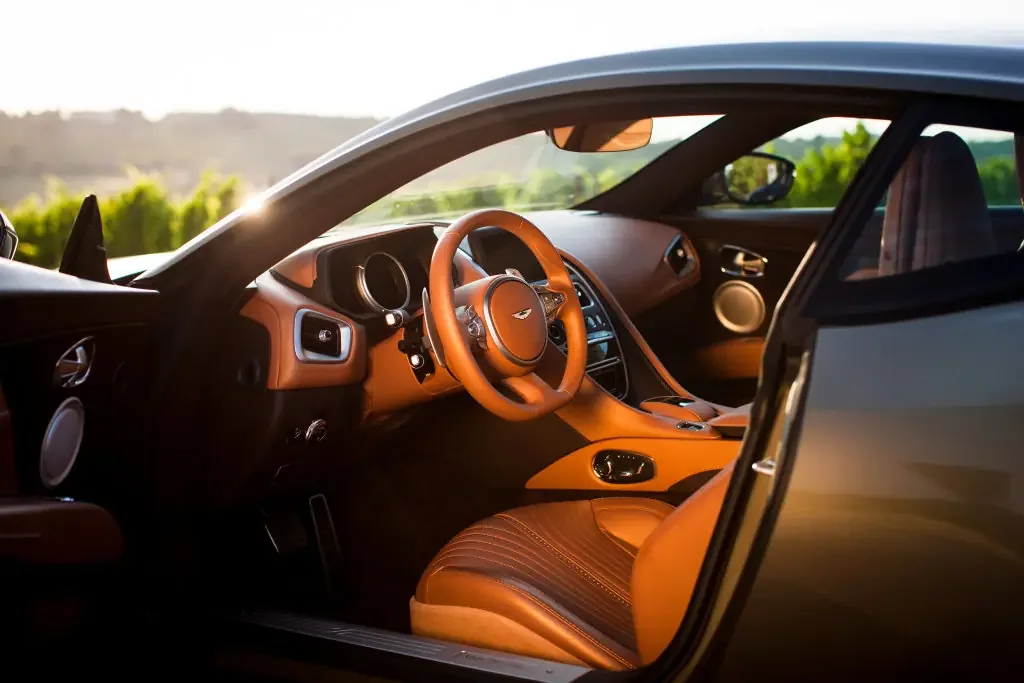 Фото Aston Martin DB11 (2023) — интерьер, фото 8. Салон целиком: как расставлены кресла и что под рукой у водителя Aston Martin DB11 (2023) — интерьер, фото 8