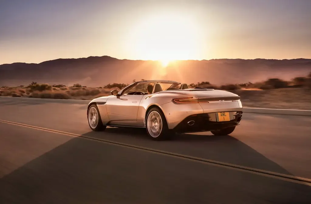 Aston Martin DB11 (2023) — вид сзади