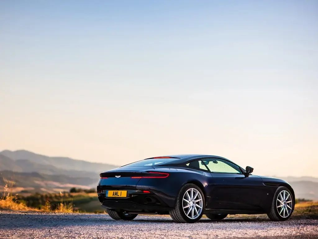 Фото Aston Martin DB11 (2023) — вид сзади, фото 4. Корма: рисунок фонарей, бампер и оформление пятой двери Aston Martin DB11 (2023) — вид сзади, фото 4