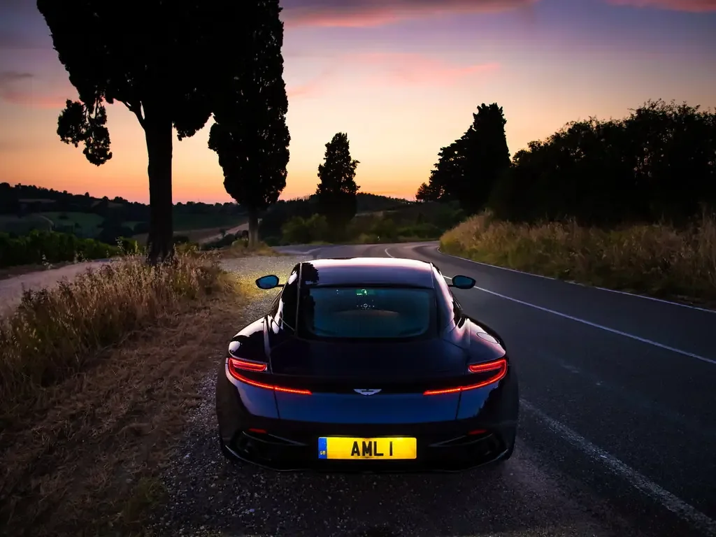 Фото Aston Martin DB11 (2023) — вид сзади, фото 5. Задняя часть крупно: ширина кормы и выпускная система Aston Martin DB11 (2023) — вид сзади, фото 5