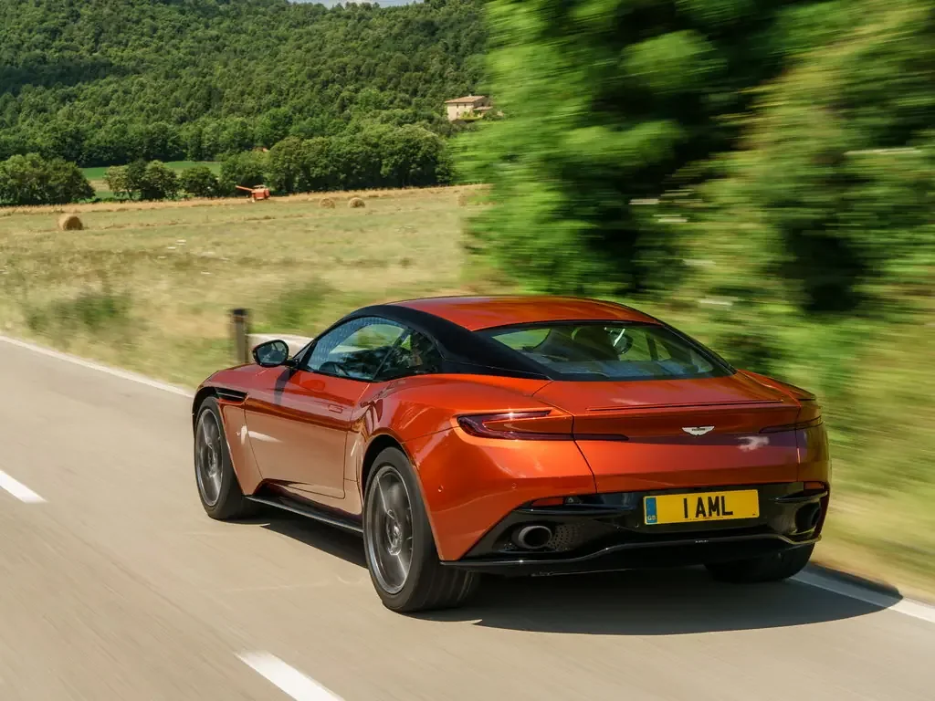 Фото Aston Martin DB11 (2023) — вид сзади, фото 7. Корма: рисунок фонарей, бампер и оформление пятой двери Aston Martin DB11 (2023) — вид сзади, фото 7