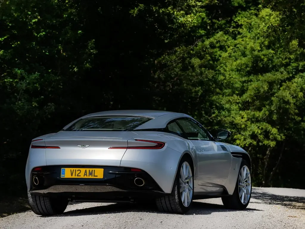 Фото Aston Martin DB11 (2023) — вид сзади, фото 8. Задняя часть крупно: ширина кормы и выпускная система Aston Martin DB11 (2023) — вид сзади, фото 8