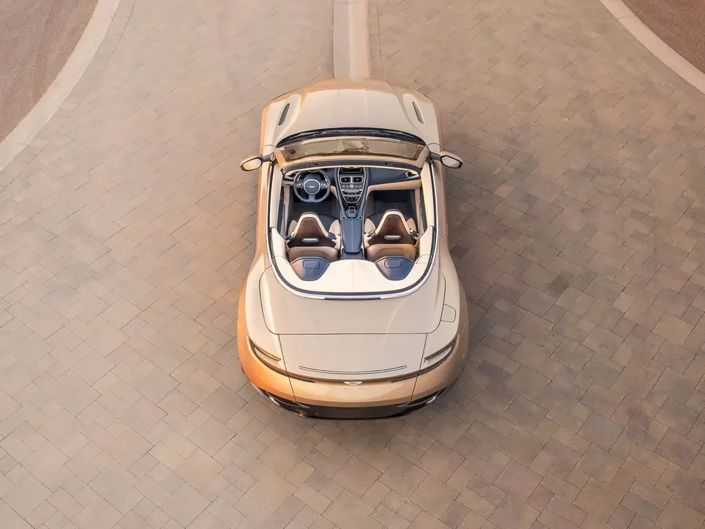 Фото Aston Martin DB11 (2023) — вид сверху. Сверху видно остекление крыши и рейлинги Aston Martin DB11 (2023) — вид сверху