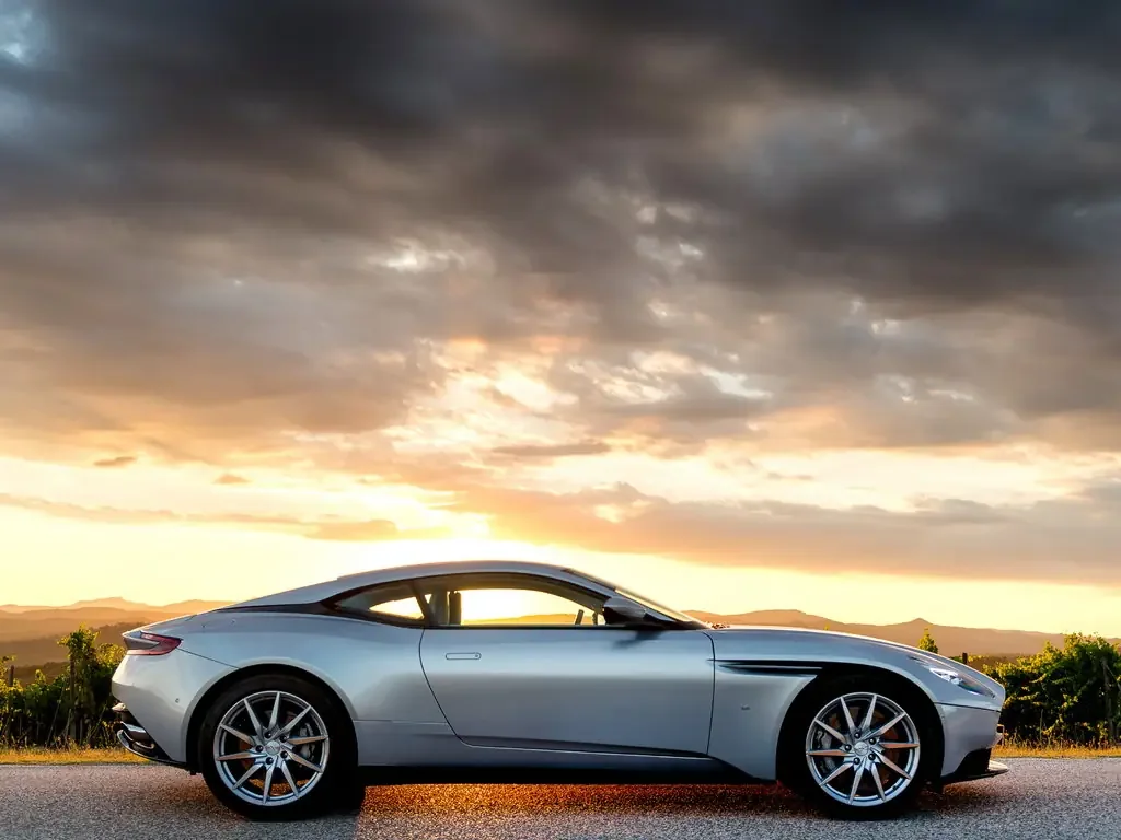 Фото Aston Martin DB11 (2023) — вид сбоку, фото 3. Профиль в движении: пропорции кузова на ходу Aston Martin DB11 (2023) — вид сбоку, фото 3