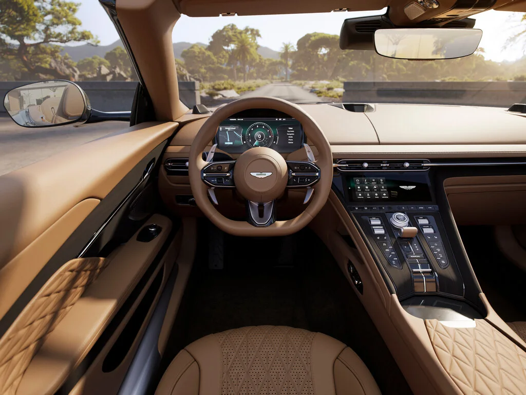 Фото Aston Martin DB12 (2026) — передняя панель. Архитектура передней панели: экраны, дефлекторы и отделка Aston Martin DB12 (2026) — передняя панель