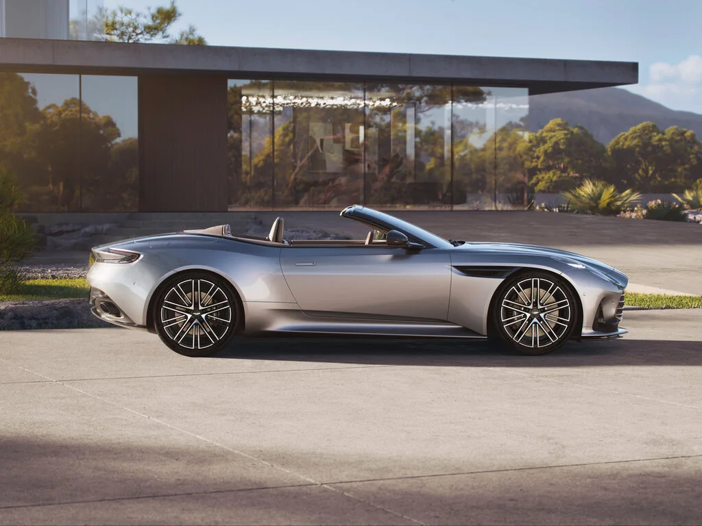 Фото Aston Martin DB12 (2026) — внешний вид, фото 3. Кузов снаружи: пропорции и линии Aston Martin DB12 (2026) — внешний вид, фото 3