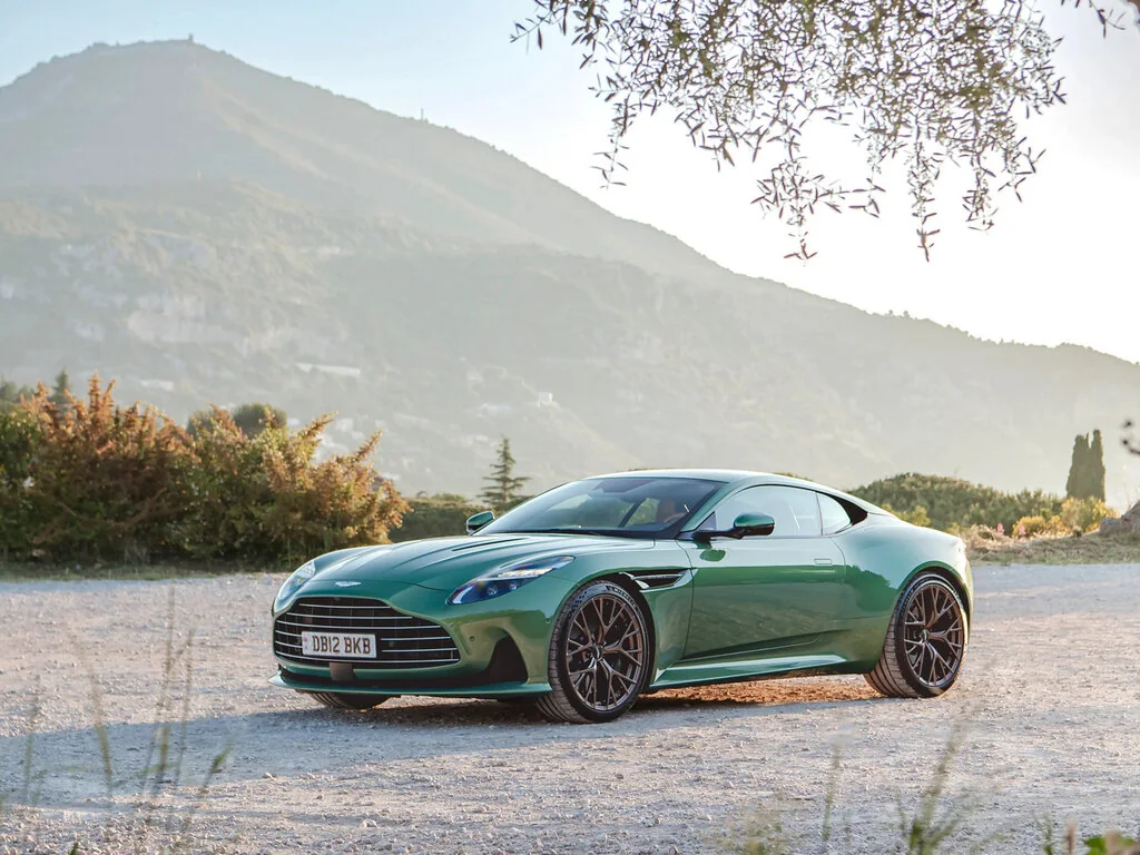 Фото Aston Martin DB12 (2026) — внешний вид, фото 6. Общий вид машины снаружи Aston Martin DB12 (2026) — внешний вид, фото 6