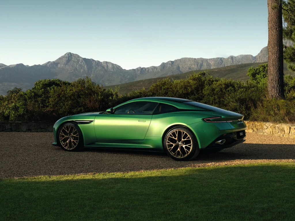 Фото Aston Martin DB12 (2026) — внешний вид, фото 8. Общий вид машины снаружи Aston Martin DB12 (2026) — внешний вид, фото 8