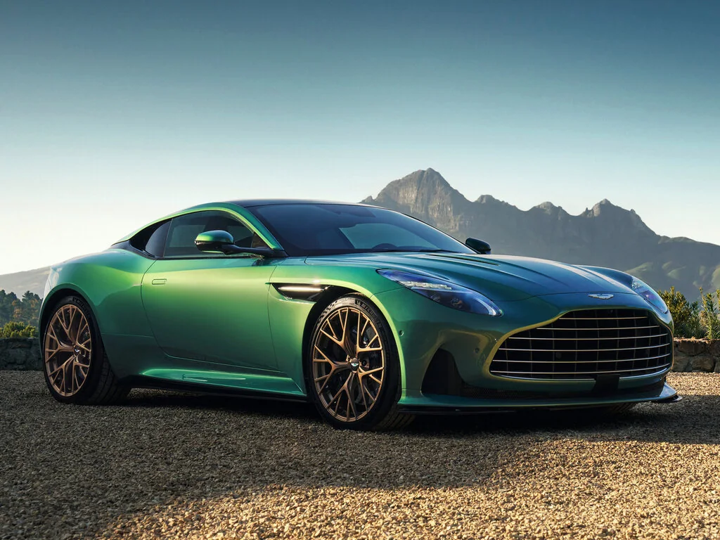 Фото Aston Martin DB12 (2026) — вид спереди, фото 5. Передняя часть крупно: рисунок ходовых огней и воздухозаборники Aston Martin DB12 (2026) — вид спереди, фото 5
