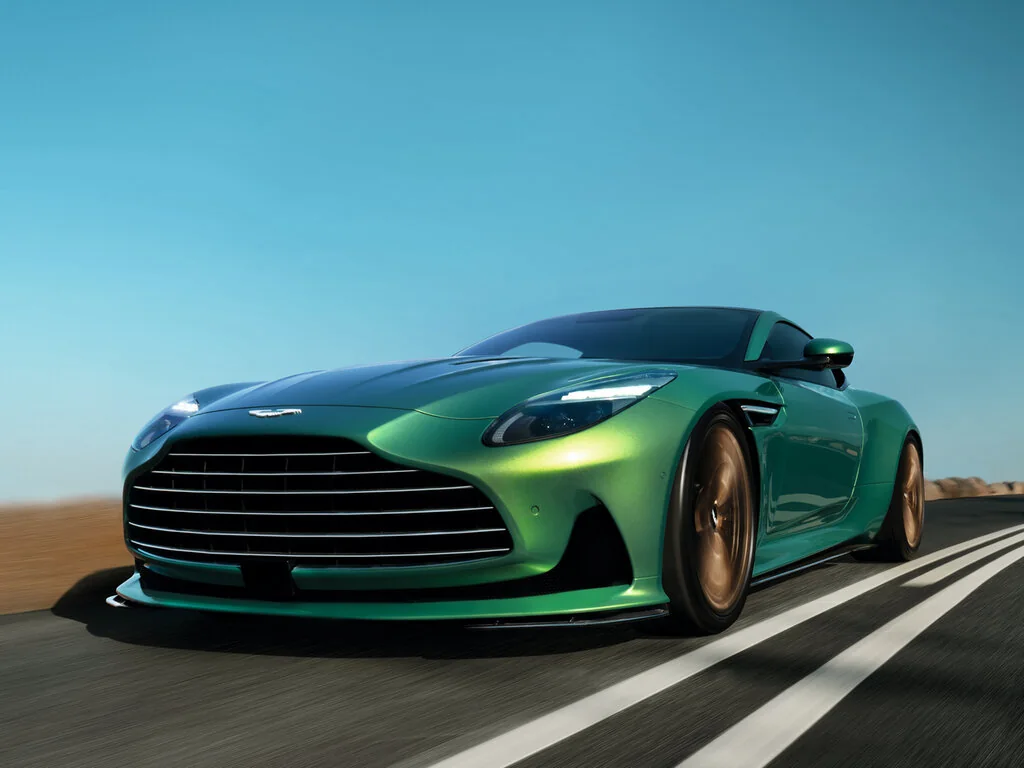 Фото Aston Martin DB12 (2026) — вид спереди, фото 6. Три четверти спереди: видно и «лицо», и профиль разом Aston Martin DB12 (2026) — вид спереди, фото 6