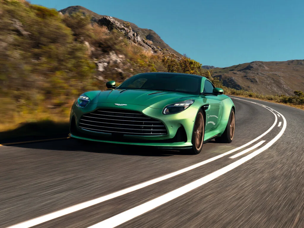 Фото Aston Martin DB12 (2026) — вид спереди, фото 7. Анфас: решётка, форма фар и бампер — по ним модель и узнают на дороге Aston Martin DB12 (2026) — вид спереди, фото 7
