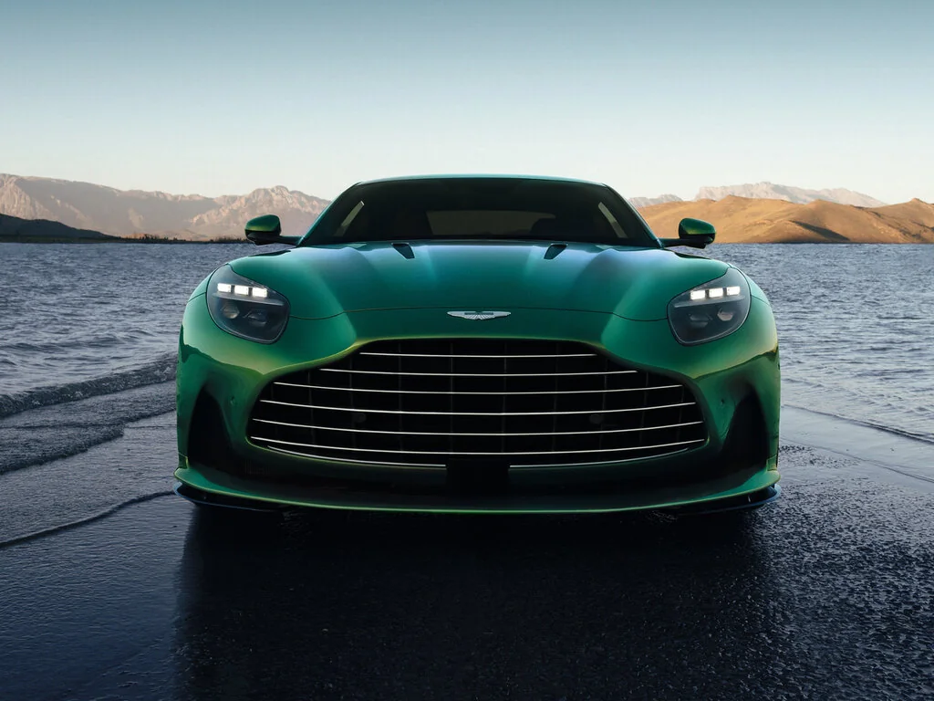Фото Aston Martin DB12 (2026) — вид спереди, фото 8. Передняя часть крупно: рисунок ходовых огней и воздухозаборники Aston Martin DB12 (2026) — вид спереди, фото 8