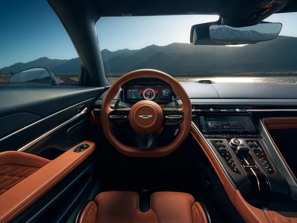 Фото Aston Martin DB12 (2026) — интерьер, фото 2. Салон целиком: как расставлены кресла и что под рукой у водителя Aston Martin DB12 (2026) — интерьер, фото 2