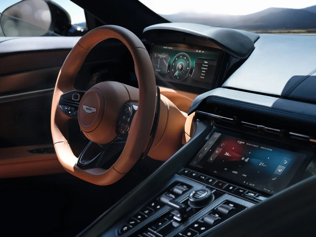 Фото Aston Martin DB12 (2026) — интерьер, фото 3. Обзор салона: отделка, стыки панелей и рабочее место водителя Aston Martin DB12 (2026) — интерьер, фото 3