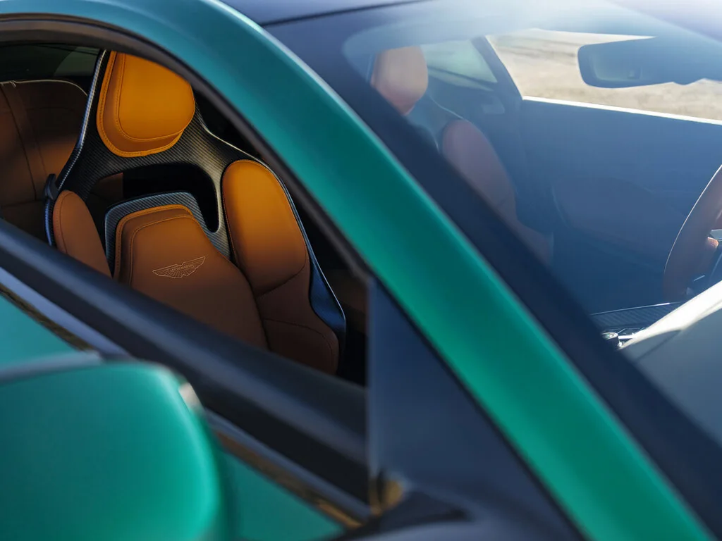 Фото Aston Martin DB12 (2026) — интерьер, фото 4. Общий план салона: панель, консоль и передние кресла Aston Martin DB12 (2026) — интерьер, фото 4