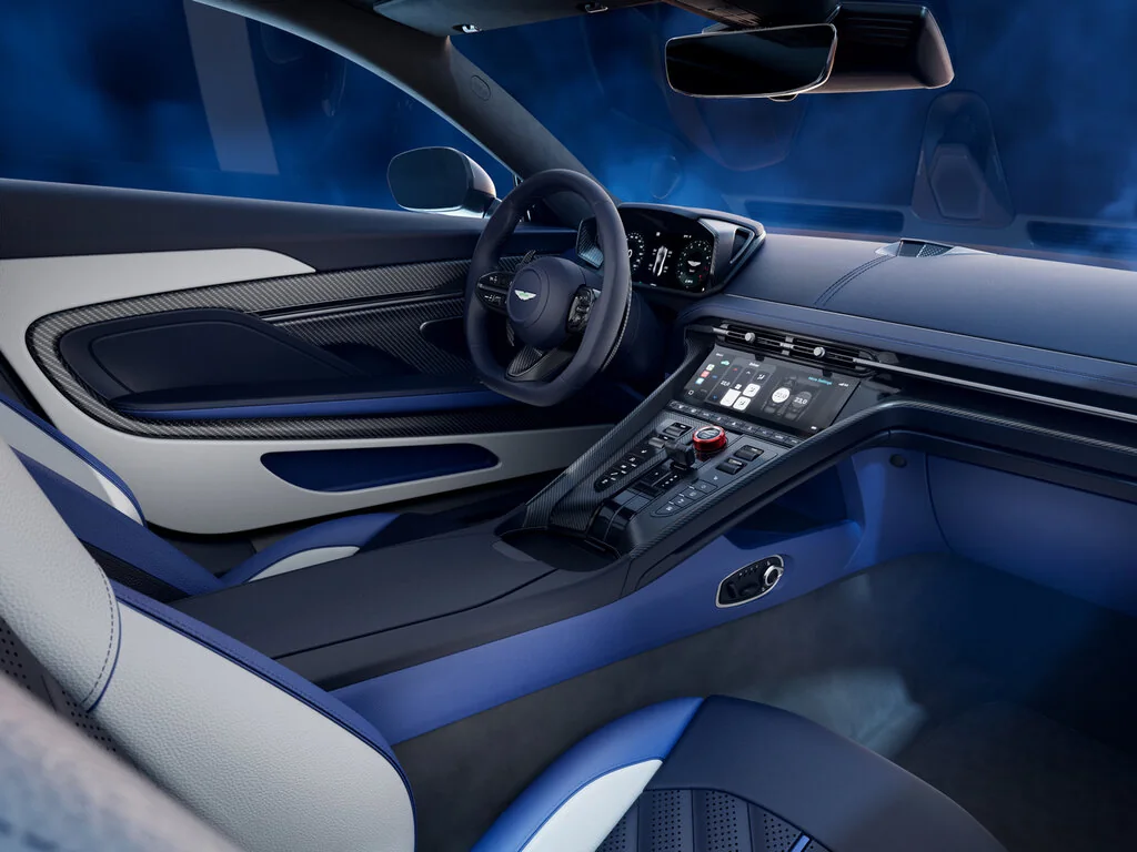 Фото Aston Martin DB12 (2026) — интерьер, фото 6. Обзор салона: отделка, стыки панелей и рабочее место водителя Aston Martin DB12 (2026) — интерьер, фото 6