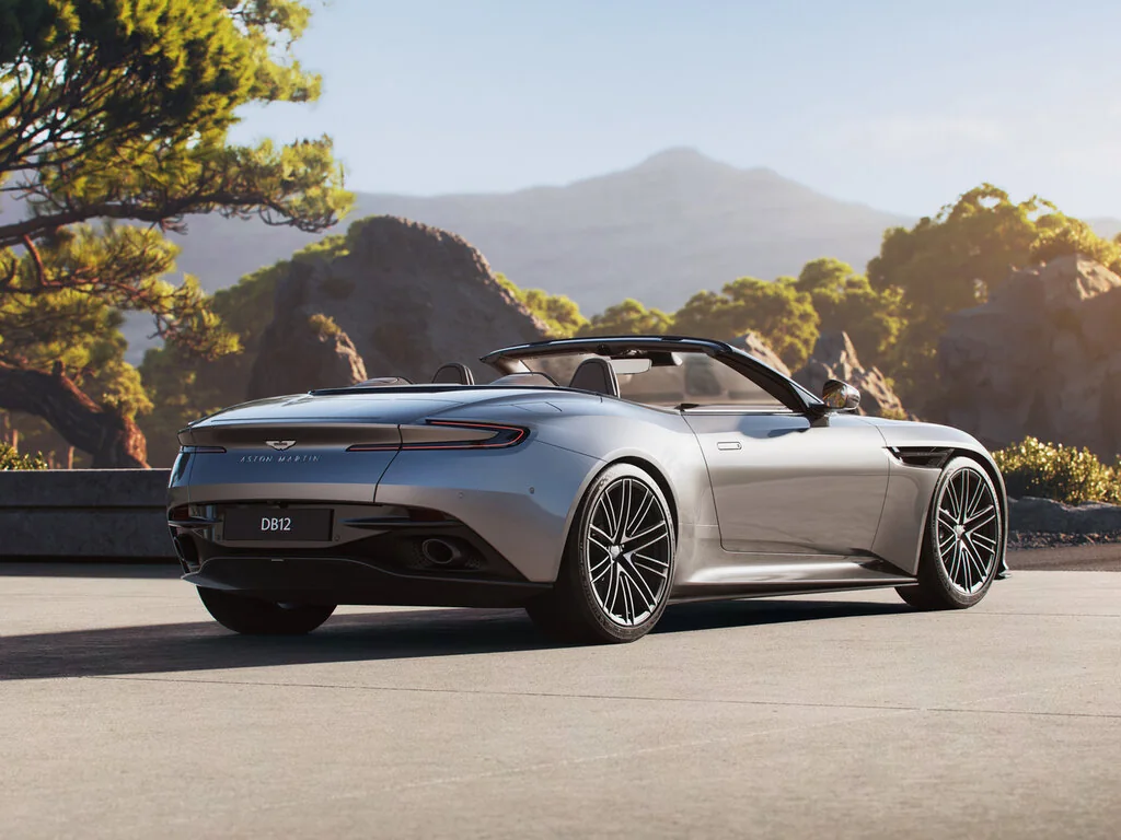 Фото Aston Martin DB12 (2026) — вид сзади, фото 2. Задняя часть крупно: ширина кормы и выпускная система Aston Martin DB12 (2026) — вид сзади, фото 2