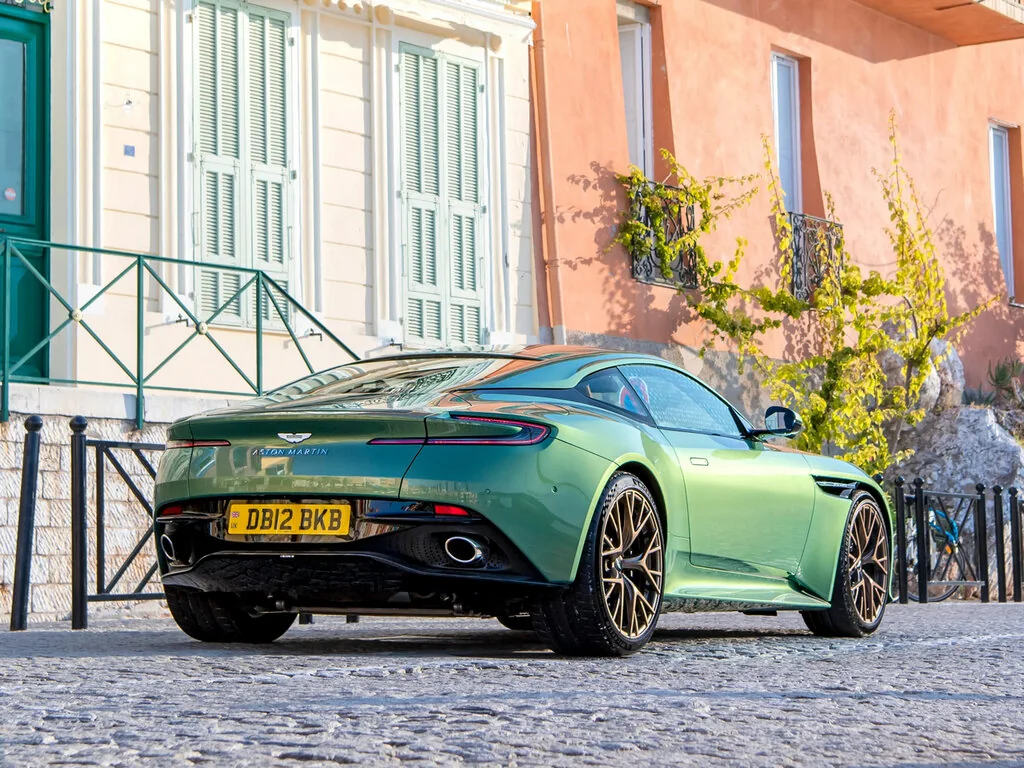 Фото Aston Martin DB12 (2026) — вид сзади, фото 3. Сзади-сбоку: свес кормы и стойка пятой двери Aston Martin DB12 (2026) — вид сзади, фото 3